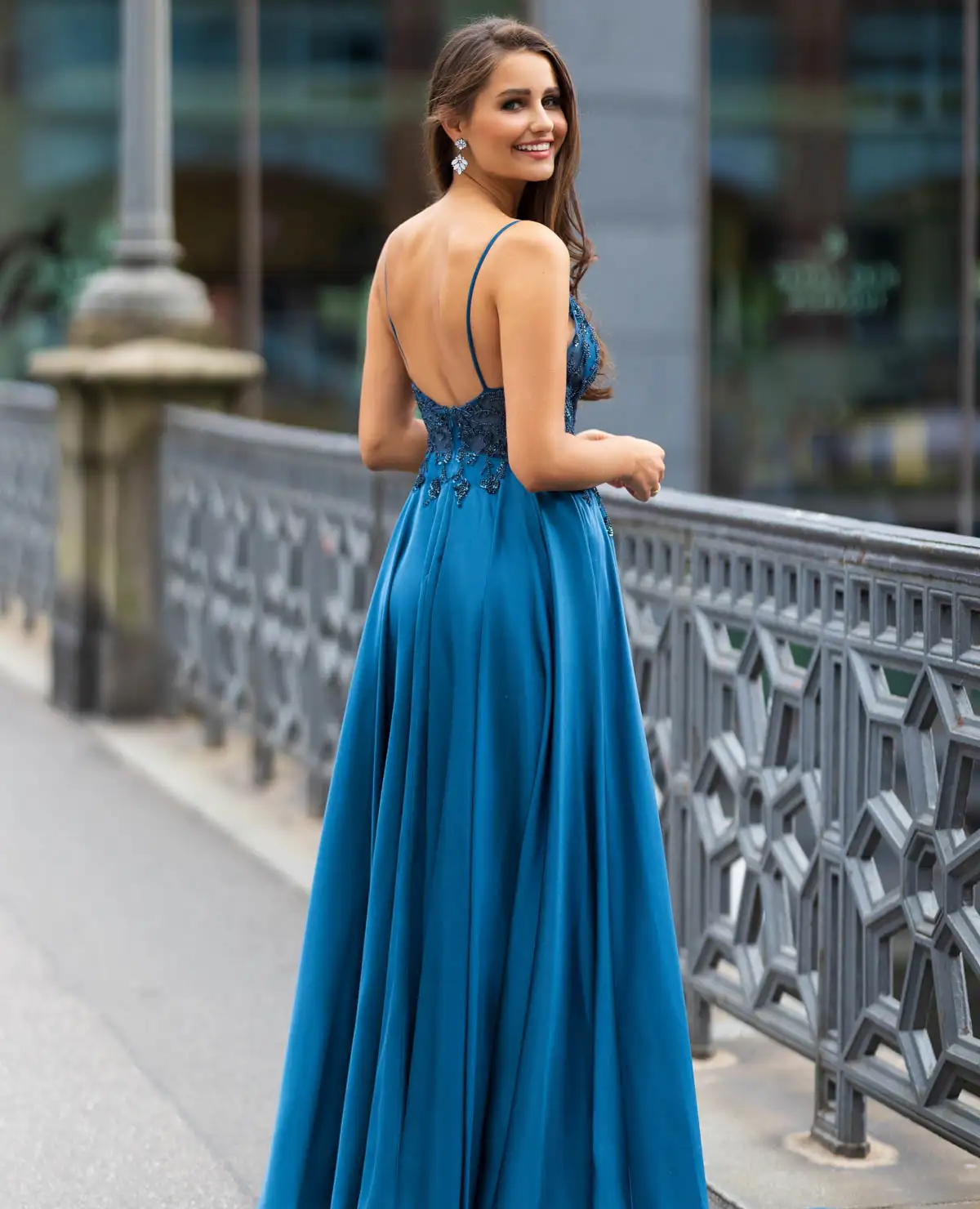 Spoločenské šaty so saténovou sukňou