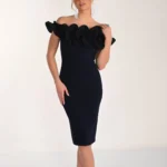 Spoločenské šaty s vlnivým výstrihom v čiernej farbe