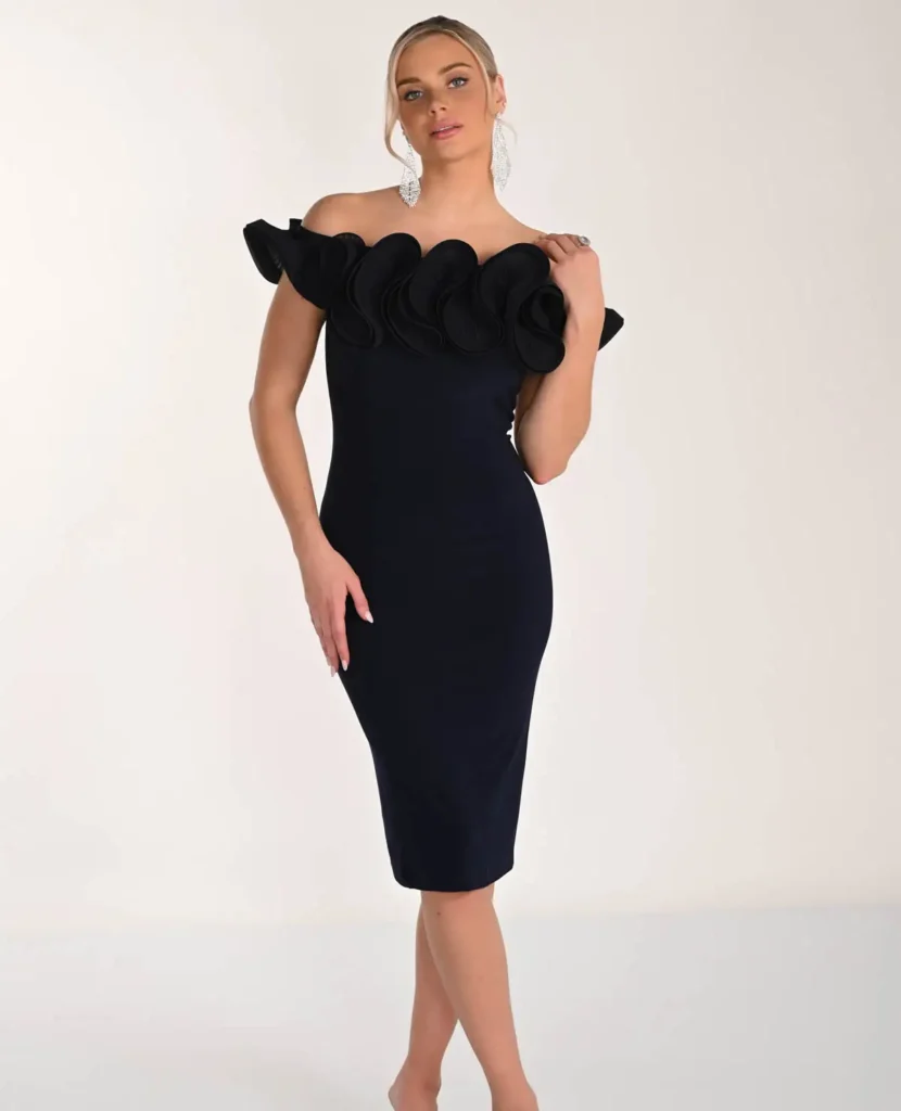 Spoločenské šaty s vlnivým výstrihom v čiernej farbe