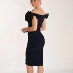 Spoločenské šaty s vlnivým výstrihom v čiernej farbe