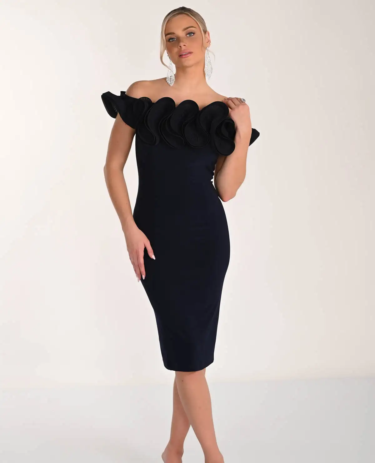 Spoločenské šaty s vlnivým výstrihom v čiernej farbe