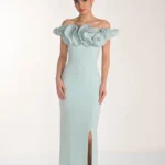 Spoločenské šaty s riaseným výstrihom v jemnej modrej