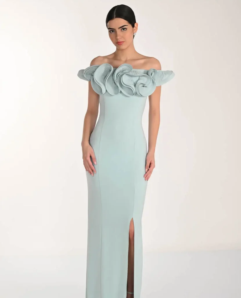 Spoločenské šaty s riaseným výstrihom v jemnej modrej