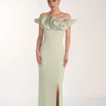 Spoločenské šaty s riaseným výstrihom v zelenom tóne