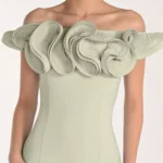 Spoločenské šaty s riaseným výstrihom v zelenom tóne