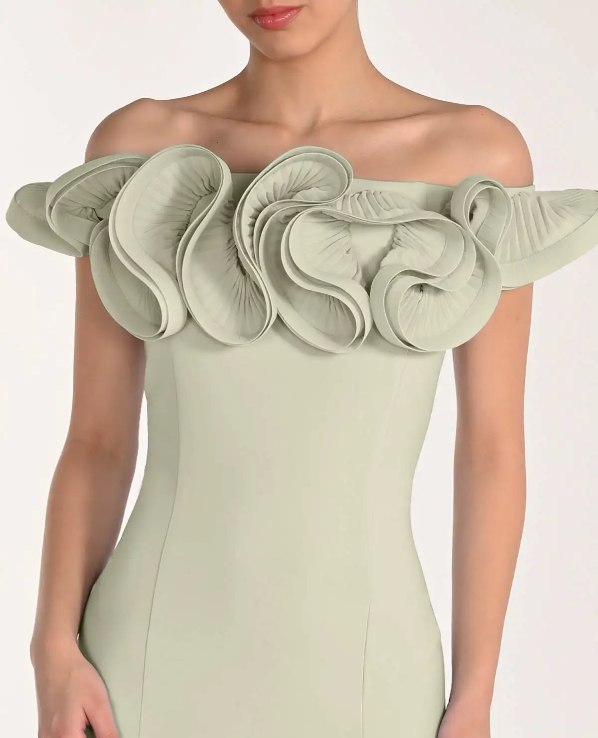 Spoločenské šaty s riaseným výstrihom v zelenom tóne