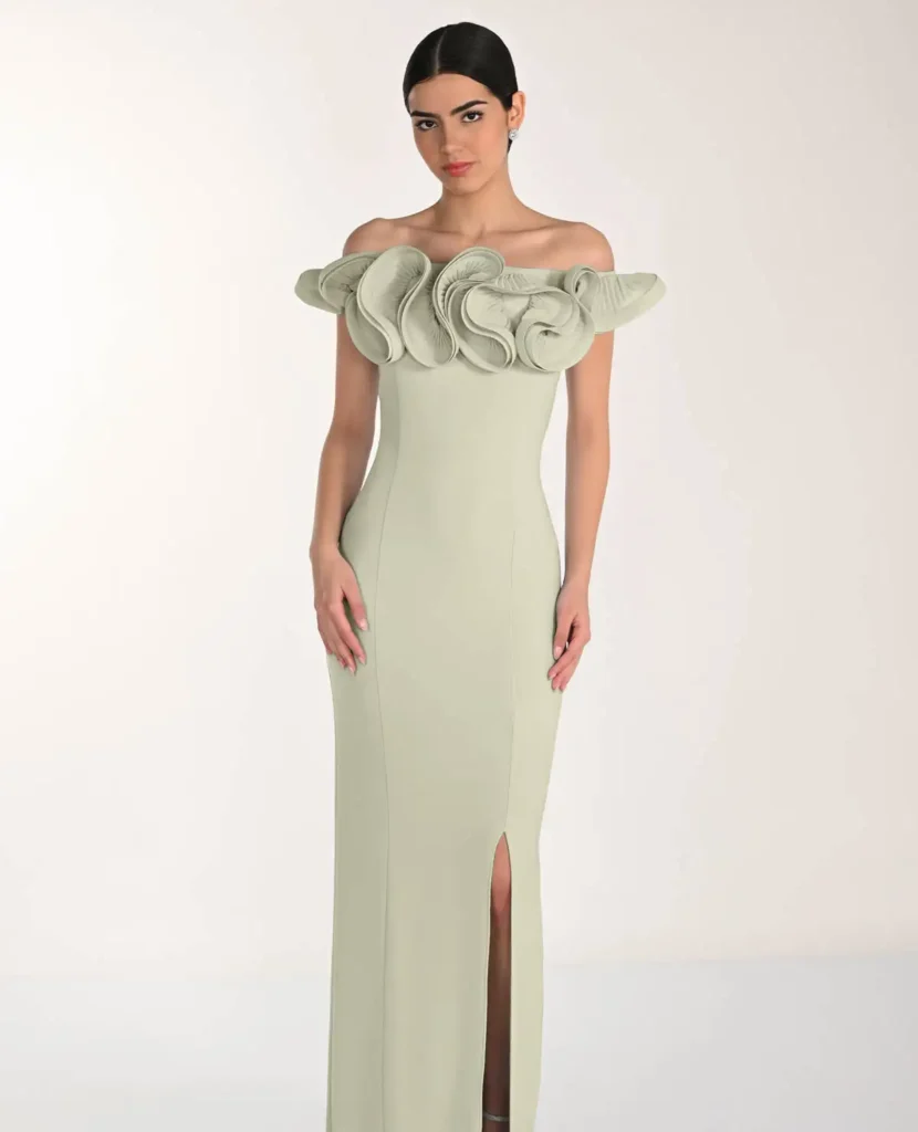 Spoločenské šaty s riaseným výstrihom v zelenom tóne