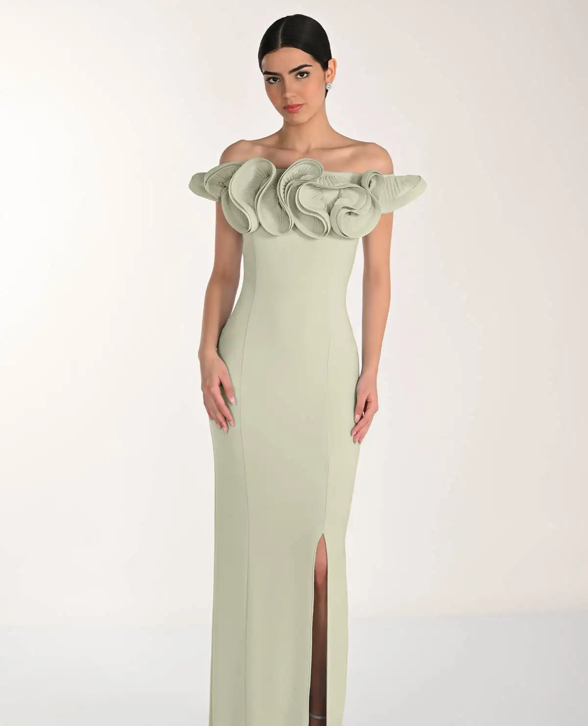 Spoločenské šaty s riaseným výstrihom v zelenom tóne