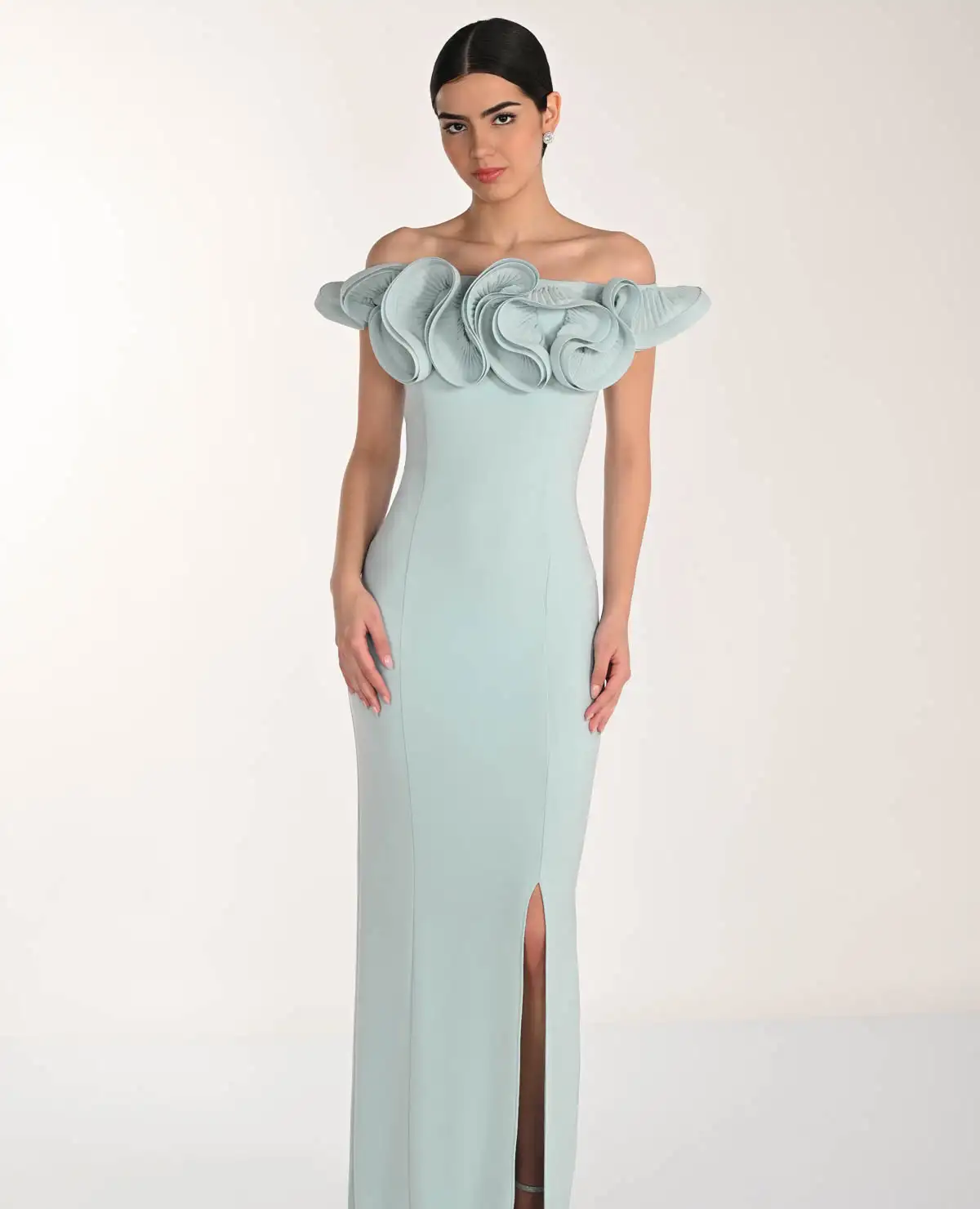 Spoločenské šaty s riaseným výstrihom v jemnej modrej