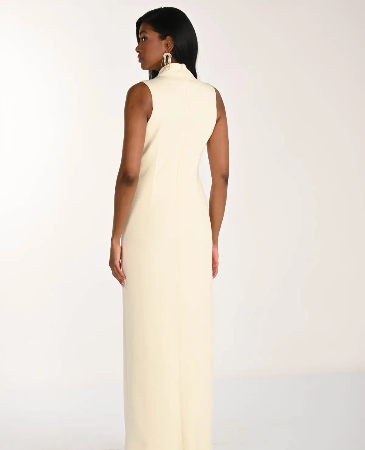 Spoločenské šaty so stojačikom v krémovej farbe