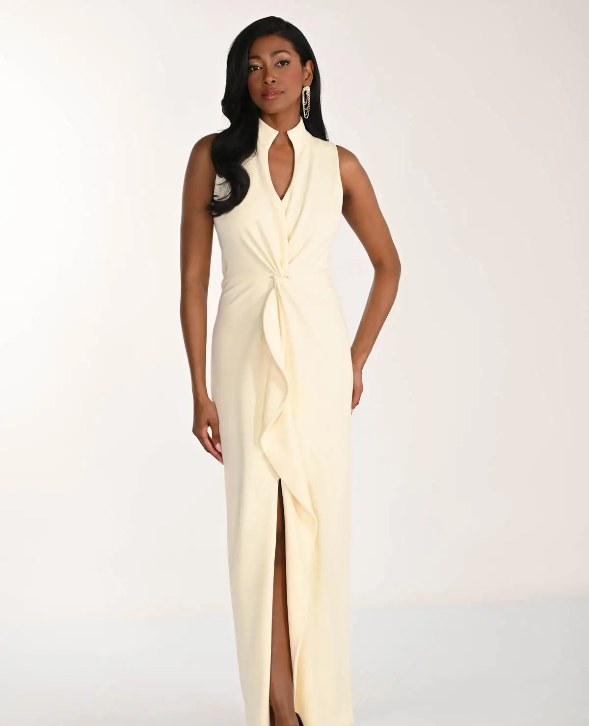 Spoločenské šaty so stojačikom v krémovej farbe