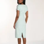 Spoločenské šaty s priliehavým strihom a leskom