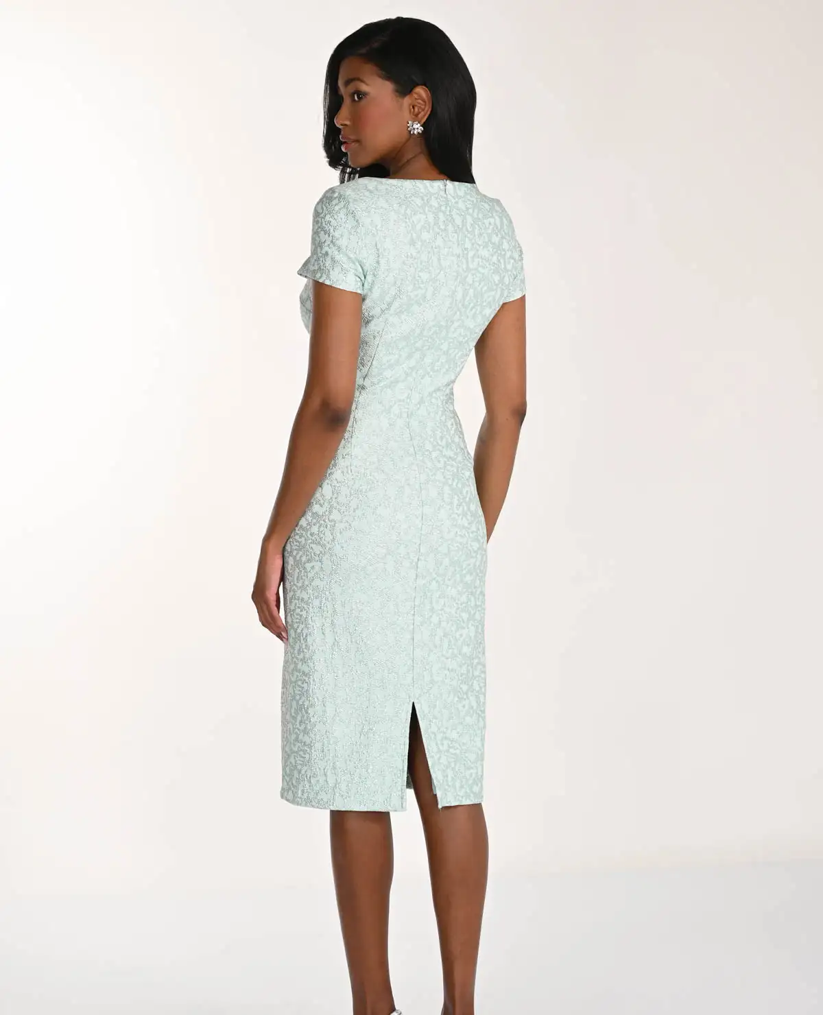 Spoločenské šaty s priliehavým strihom a leskom