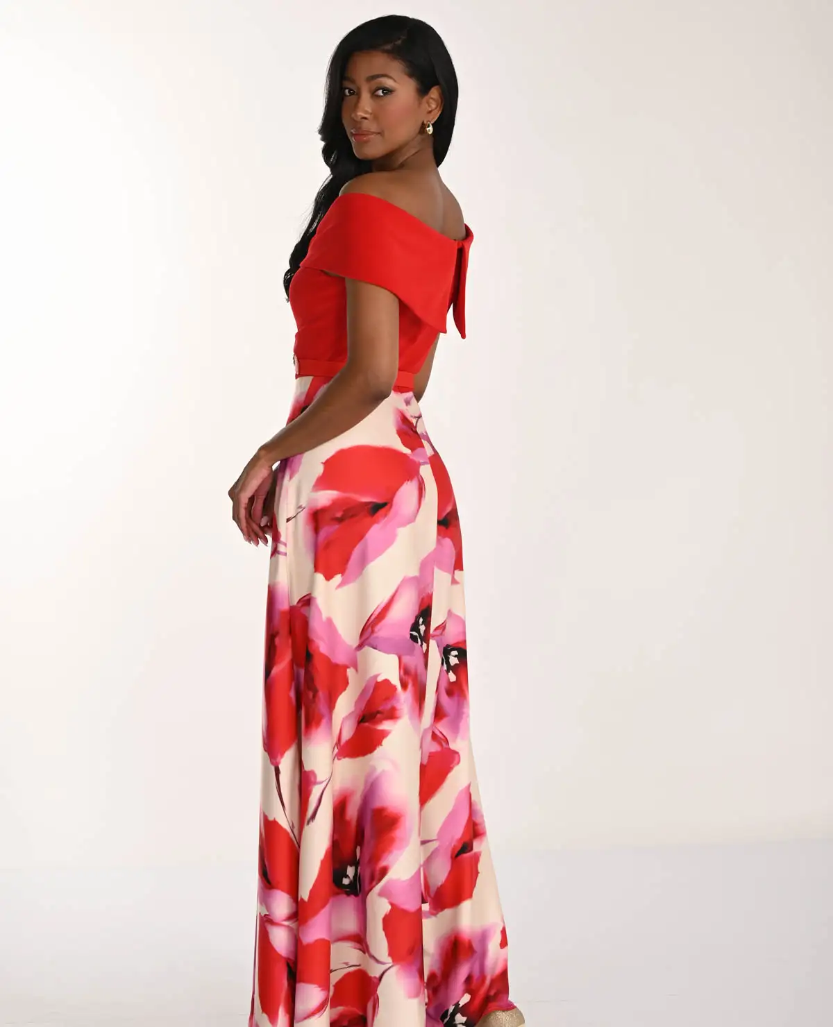 Spoločenské šaty s výraznou kvetinovou sukňou