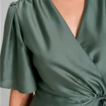 Spoločenské šaty s elegantným zavinovacím strihom