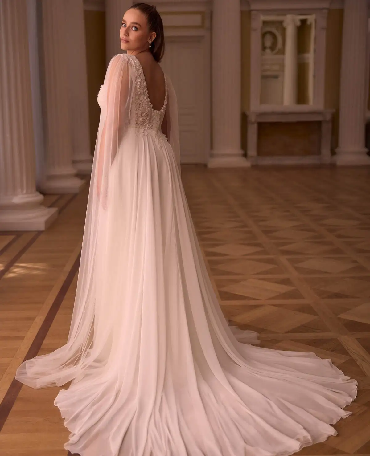 Svadobné šaty Basil s odnímateľnou pelerínou – Plus Size