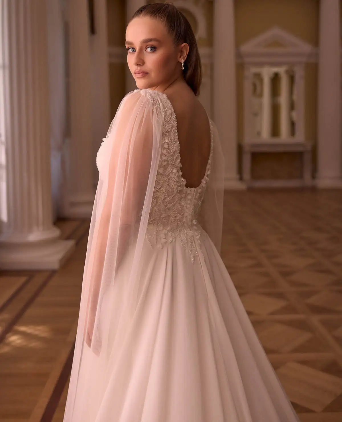 Svadobné šaty Basil s odnímateľnou pelerínou – Plus Size